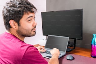 ノートパソコンの��前に座る男性