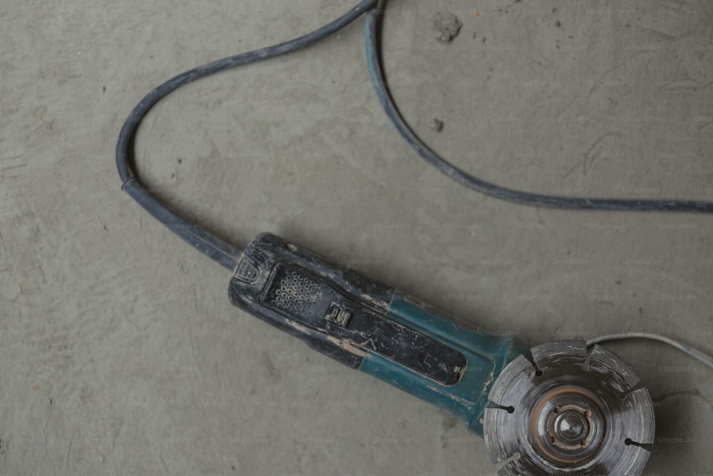 Una herramienta eléctrica con cable tendida en el suelo
