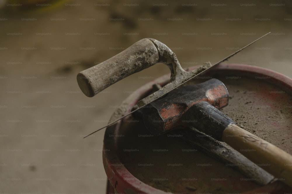 um martelo e um martelo velho em cima de um barril