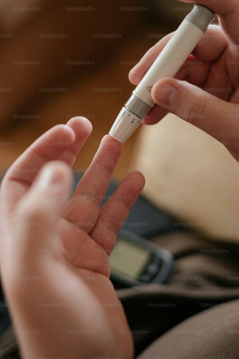 una persona sosteniendo un pequeño dispositivo electrónico en sus manos