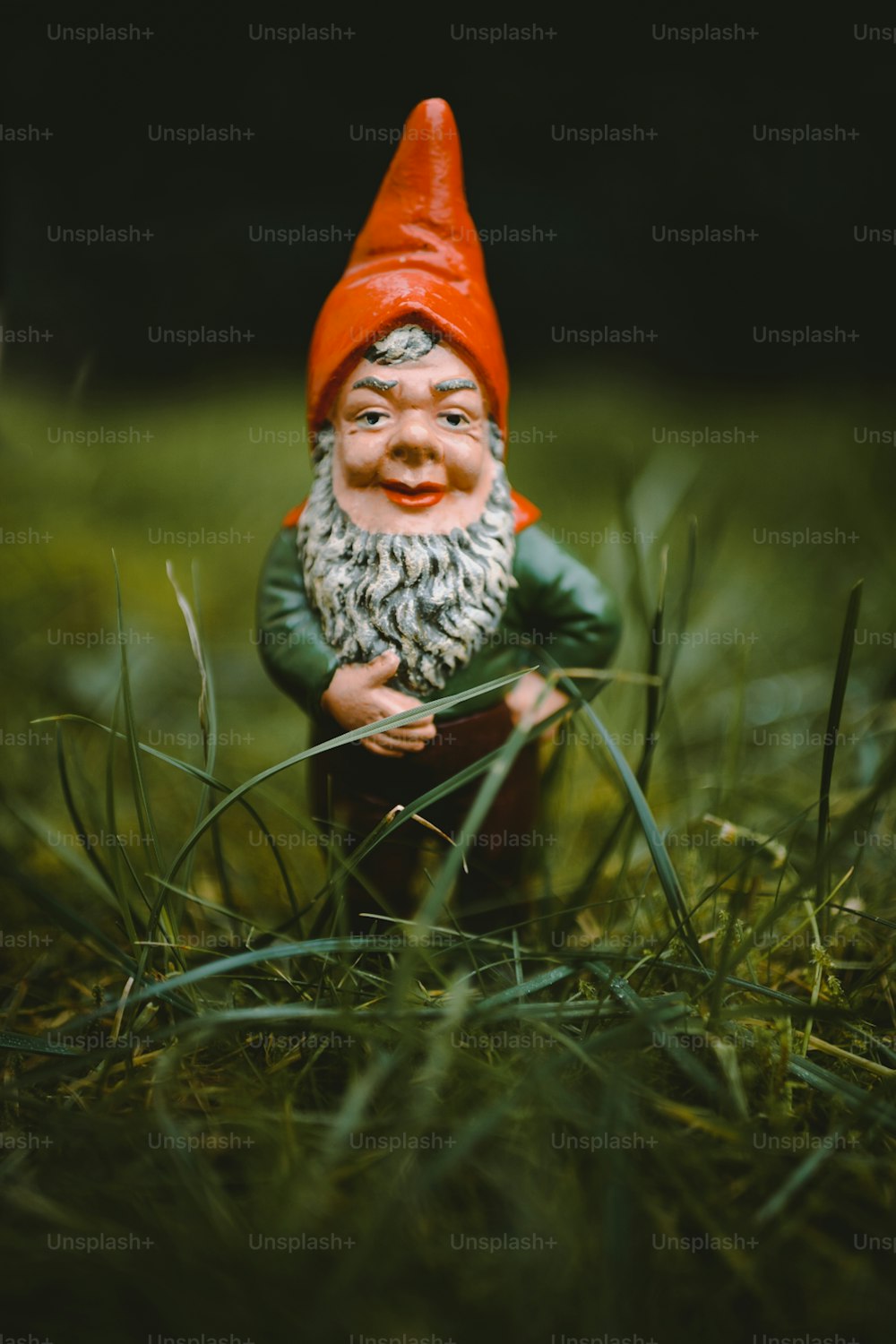 Eine Gnomfigur sitzt im Gras