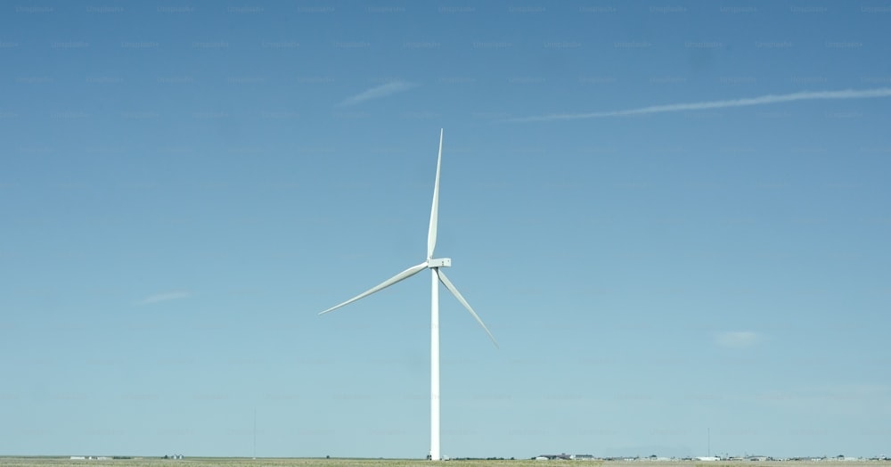Una turbina eolica in mezzo a un campo