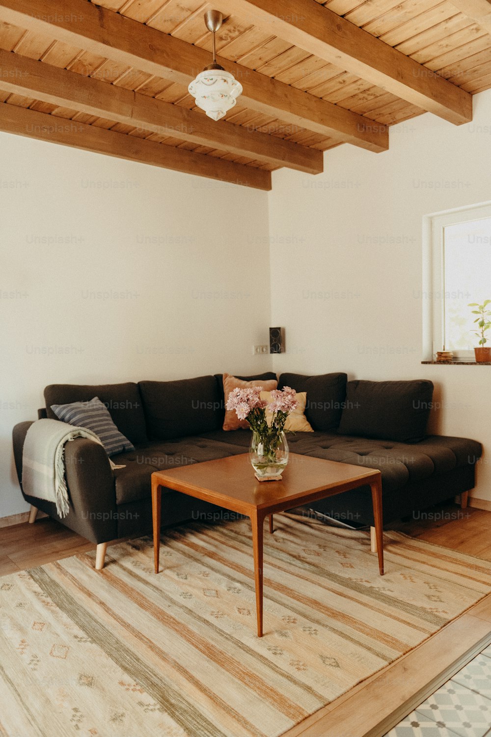 uma sala de estar com um sofá e uma mesa de centro