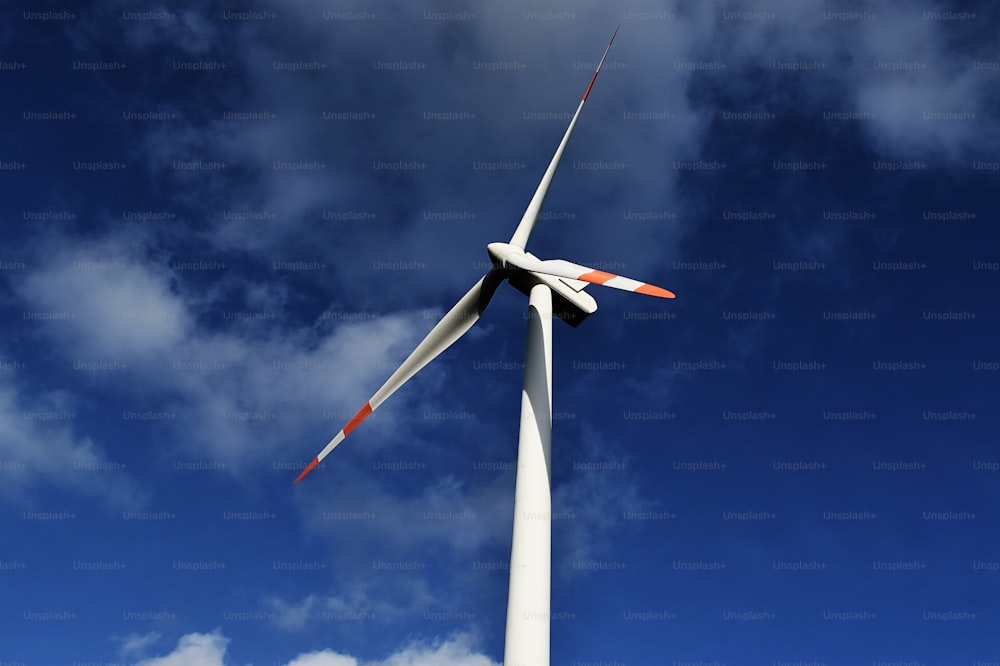 Una turbina eólica se muestra contra un cielo azul