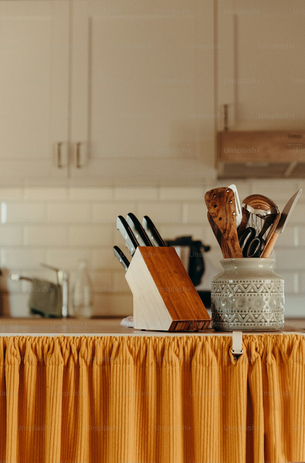 um balcão de cozinha coberto com utensílios e facas