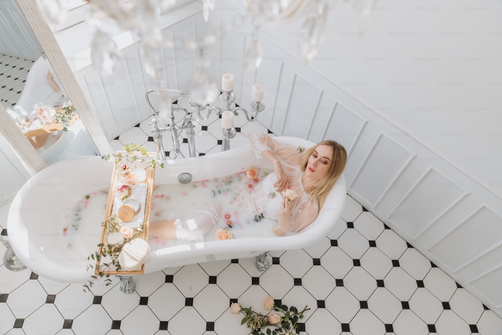 Una mujer sentada en una bañera en un baño