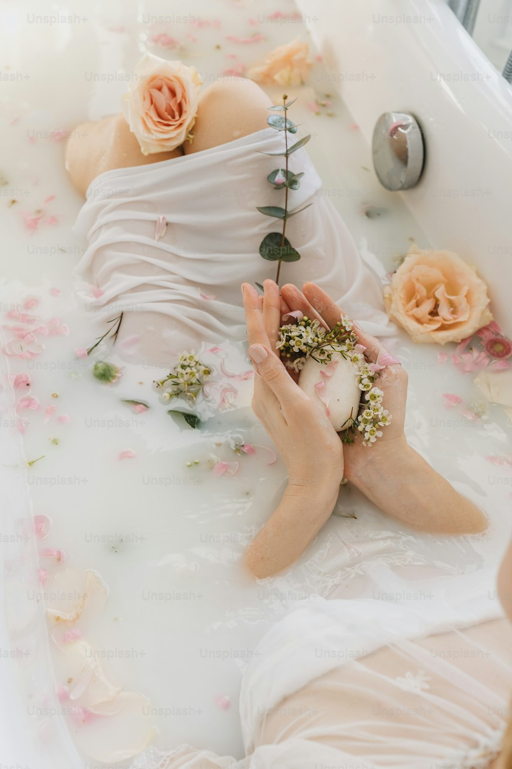 Una mujer en una bañera con flores en la cabeza