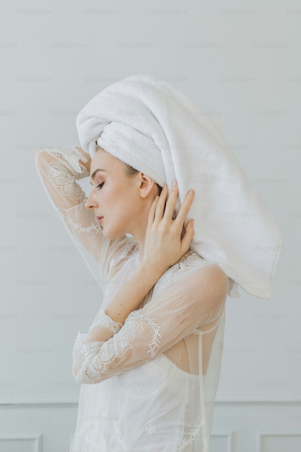 uma mulher com uma toalha na cabeça