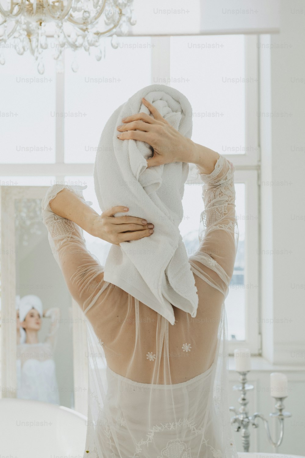 uma mulher em um vestido de noiva está segurando uma toalha