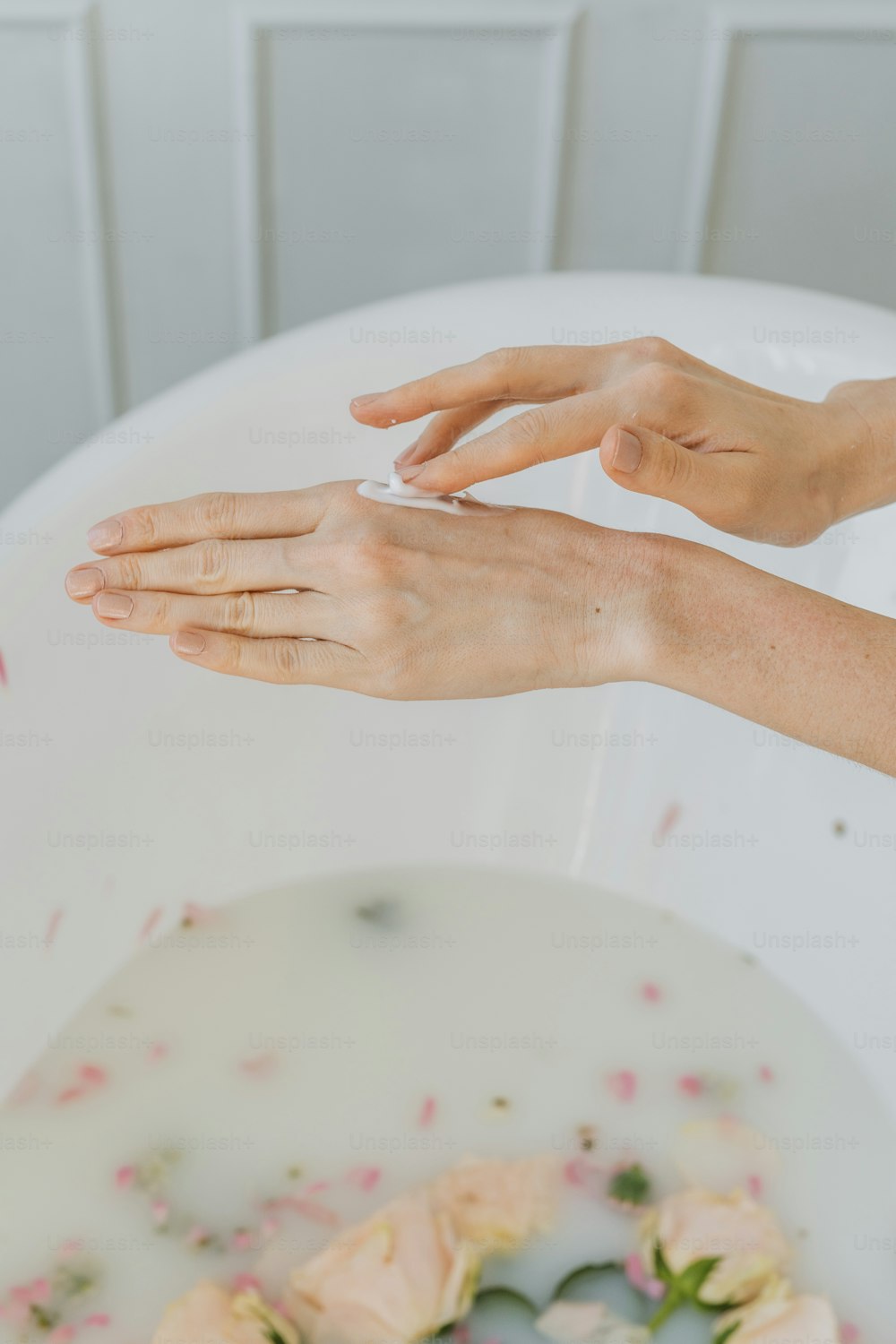 as mãos de uma mulher estão lavando as mãos com sabão