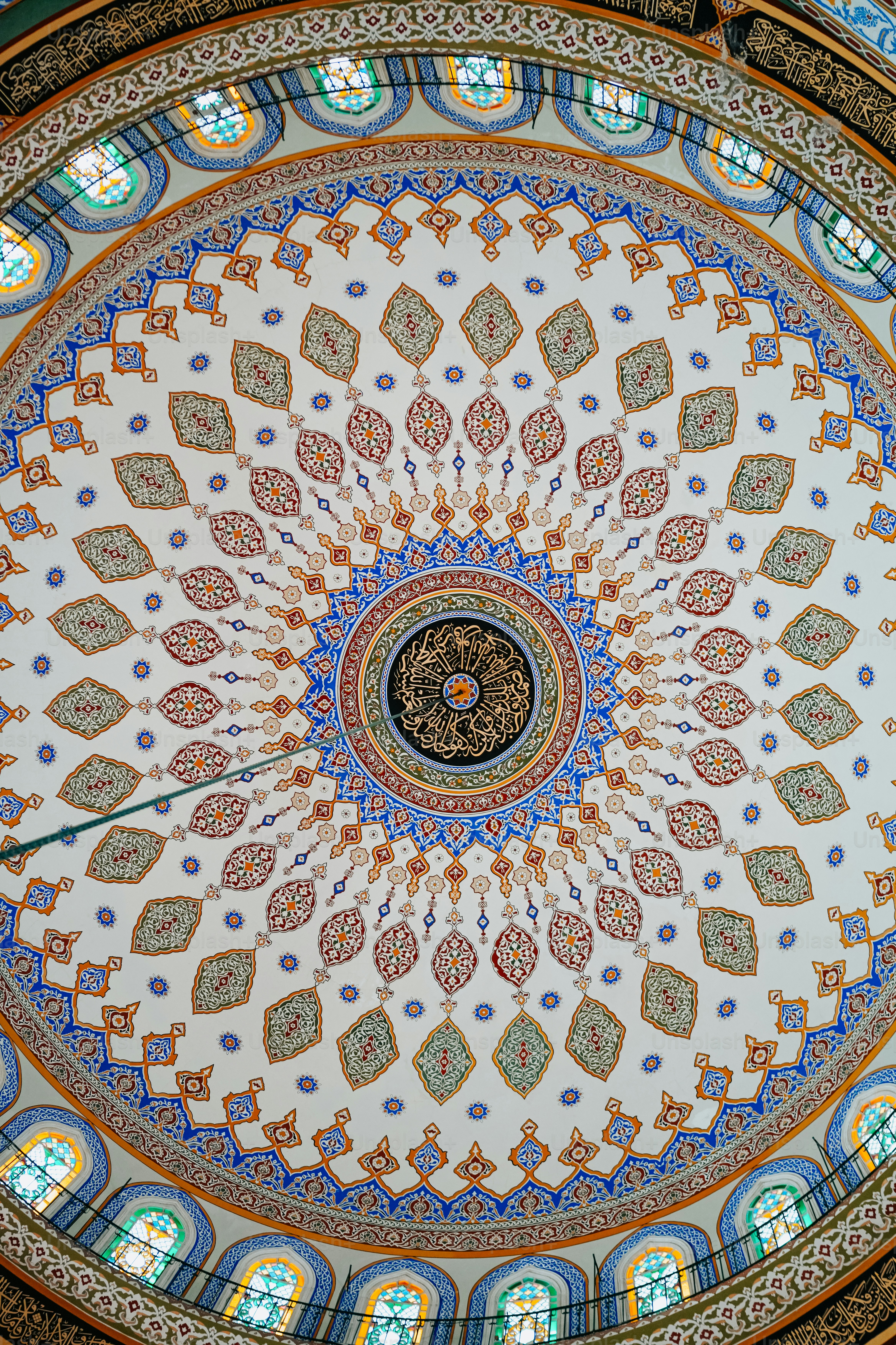 un plafond dans un bâtiment avec une horloge dessus