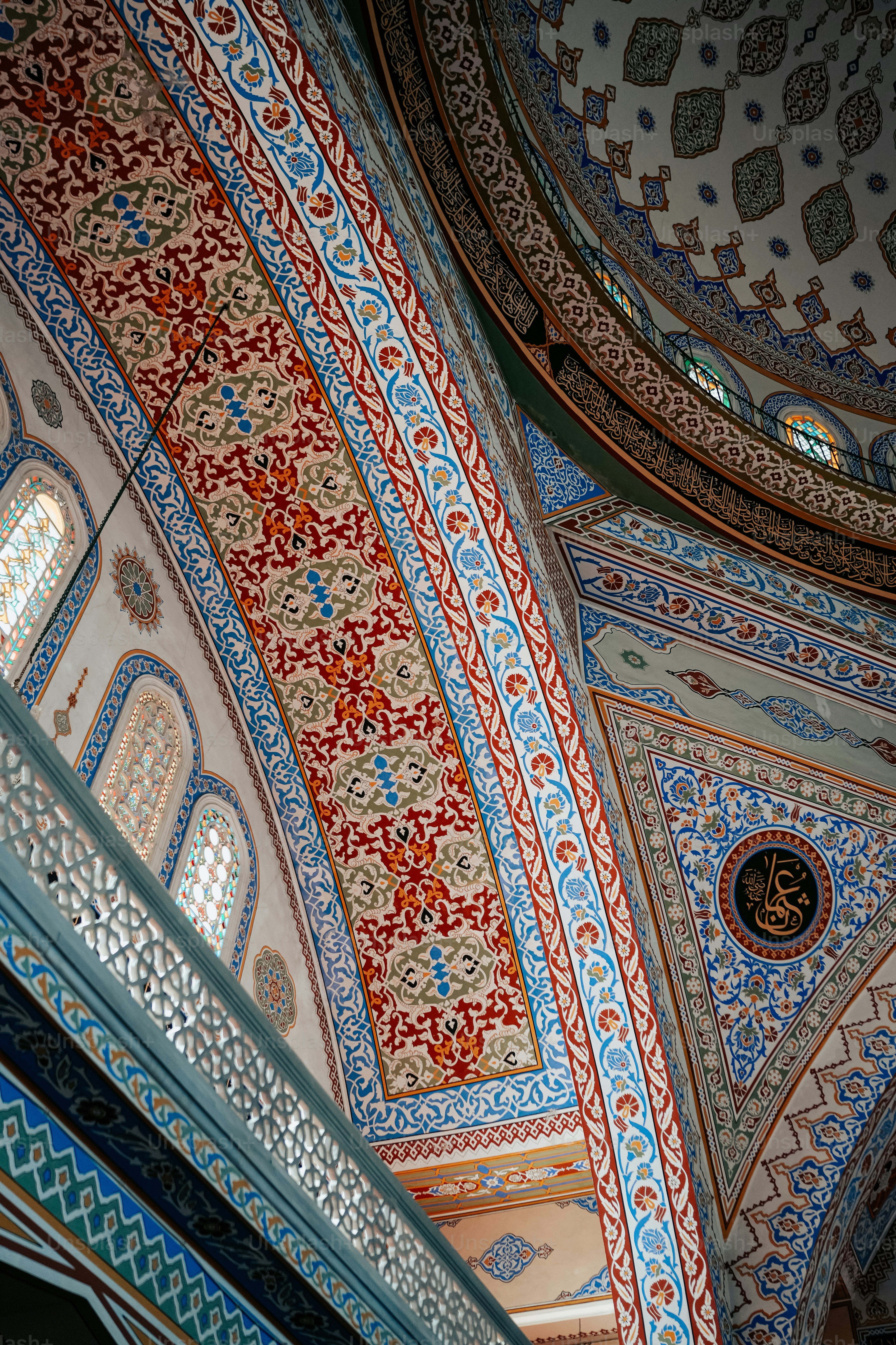 il soffitto di un edificio con un orologio su di esso