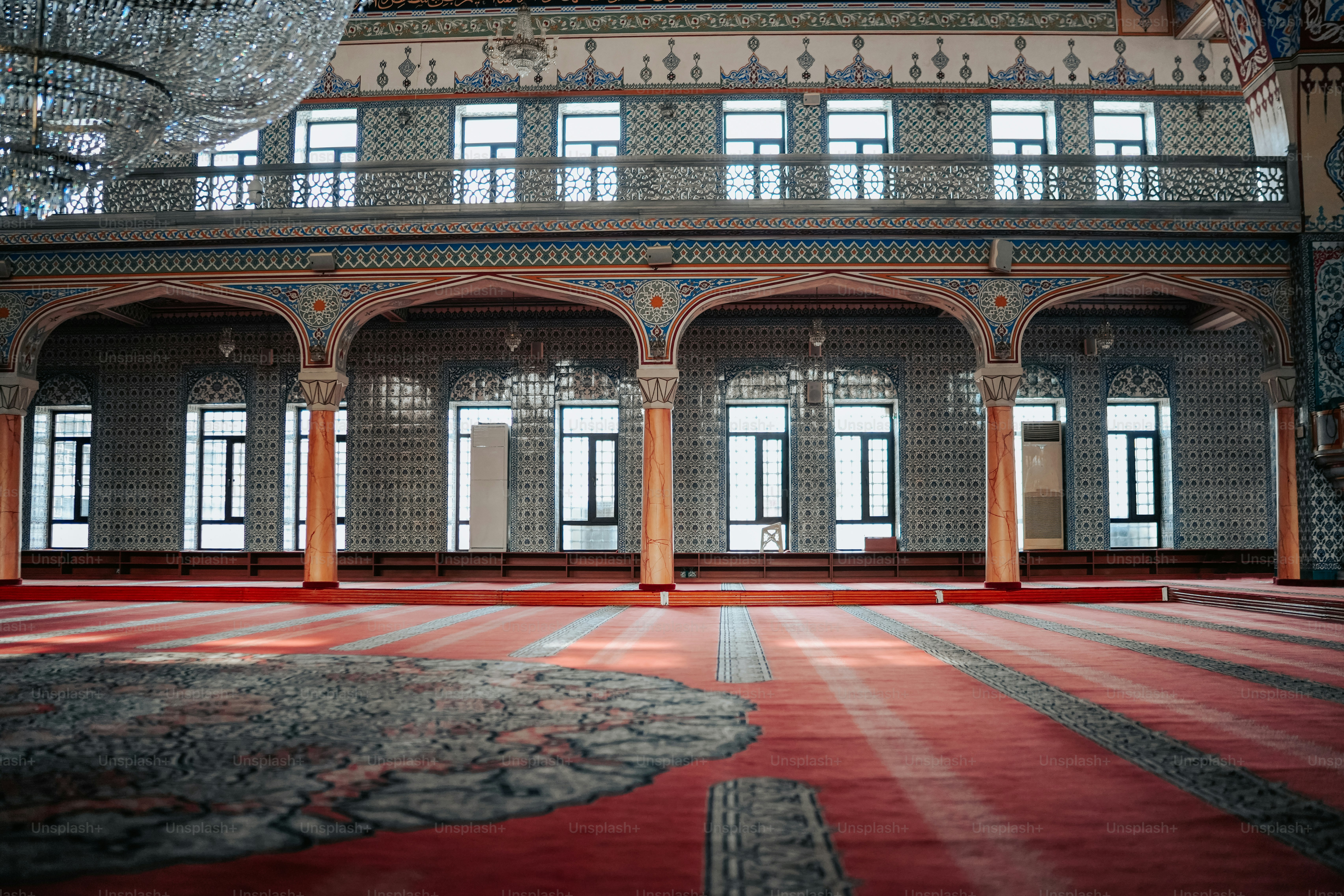 天井からシャンデリアがぶら下がっている大きな部屋