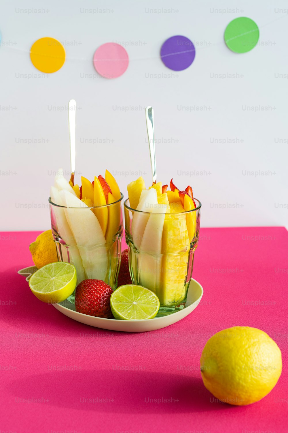 ein Teller mit Obst und eine Schale mit Obst auf einem Tisch