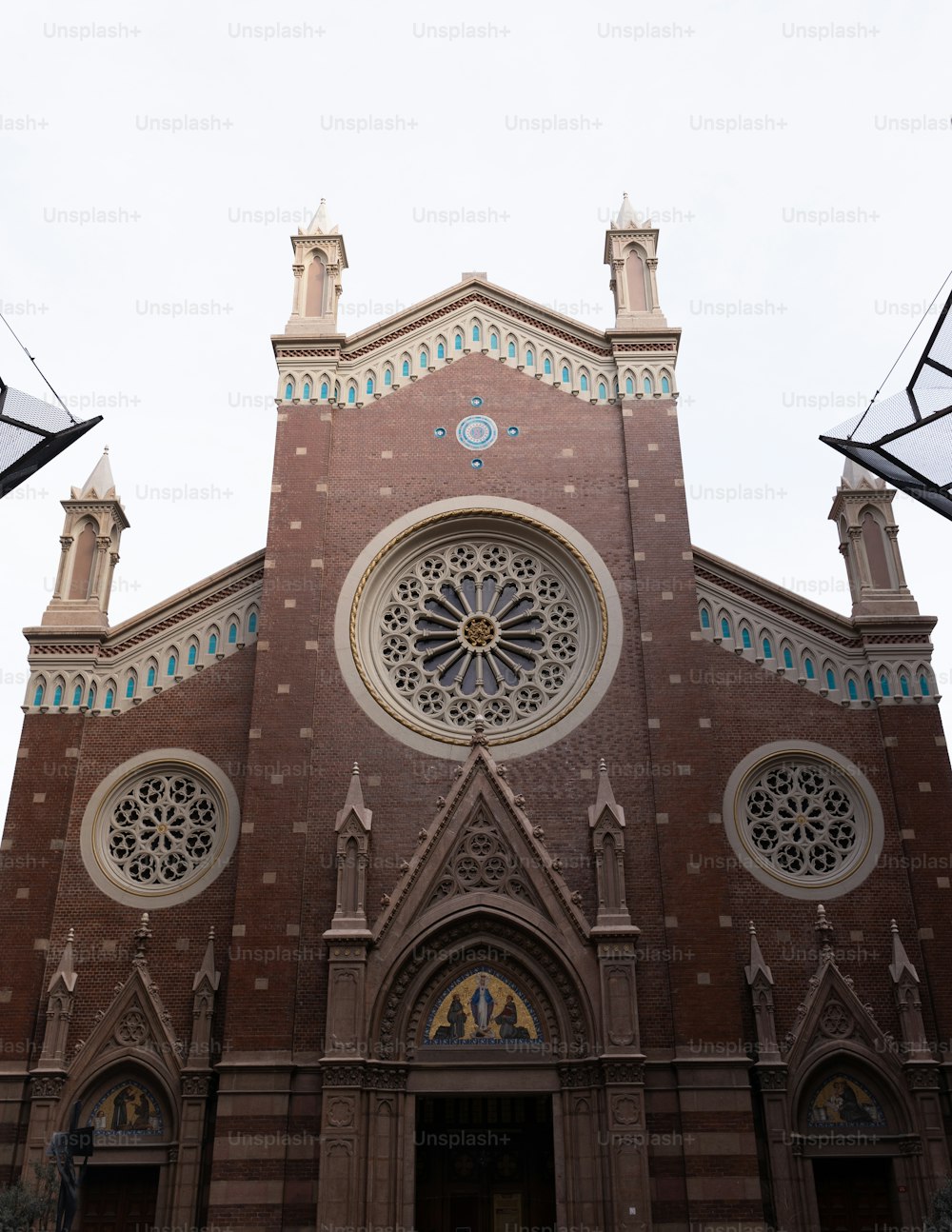 une grande église avec une horloge sur le devant