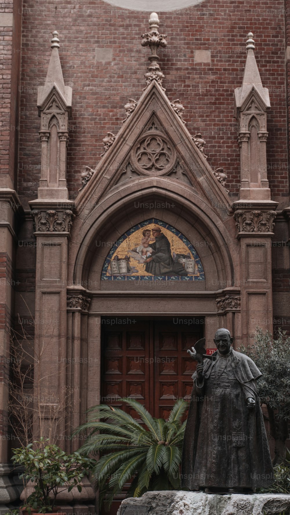 une statue d’une femme devant une église
