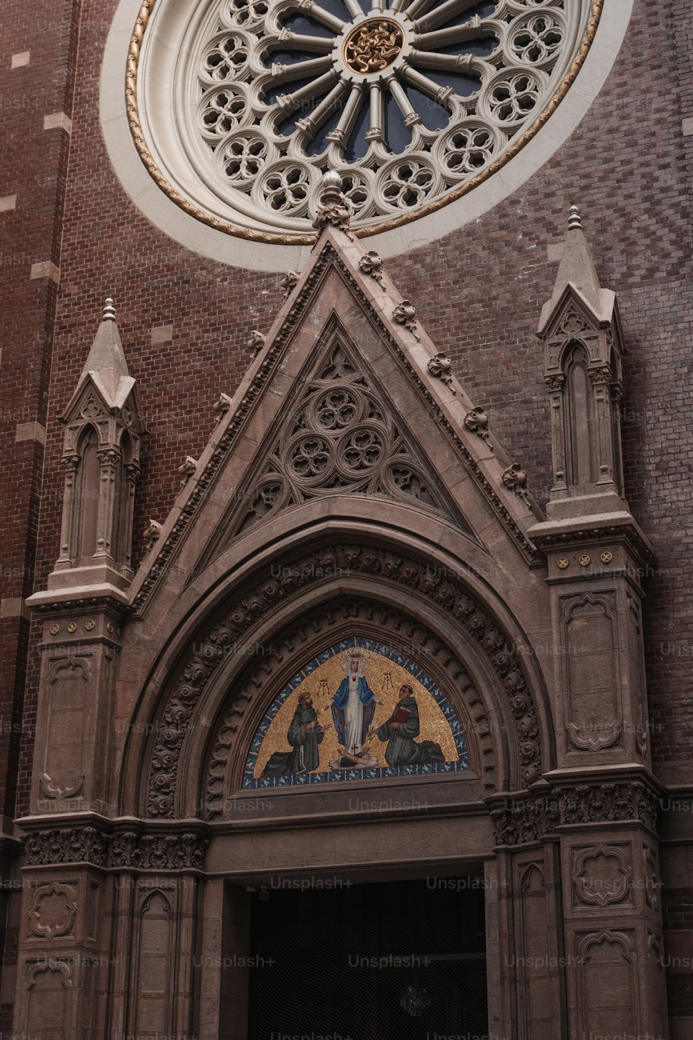 una gran iglesia con un reloj en el costado