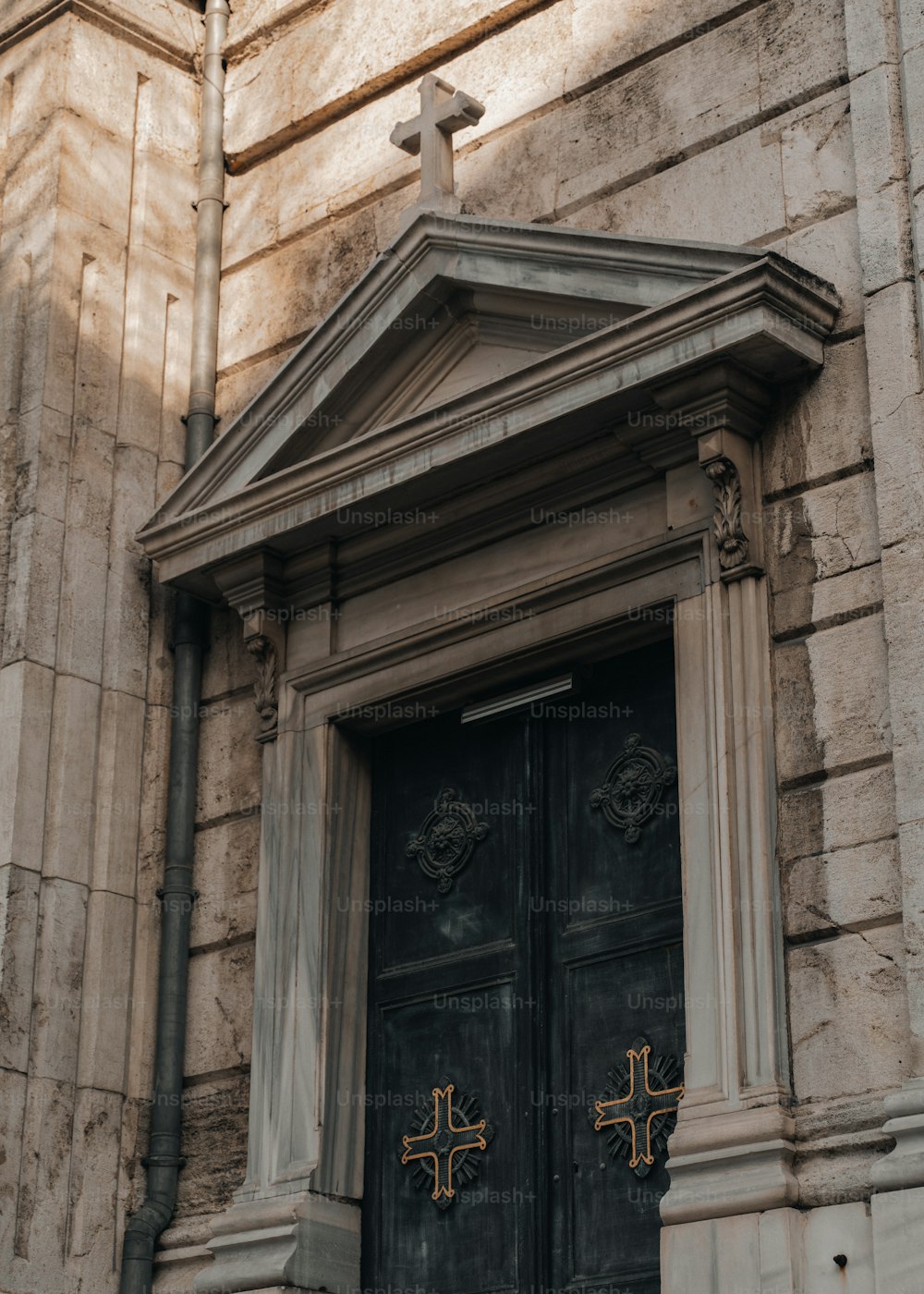 una puerta de iglesia con una cruz en ella
