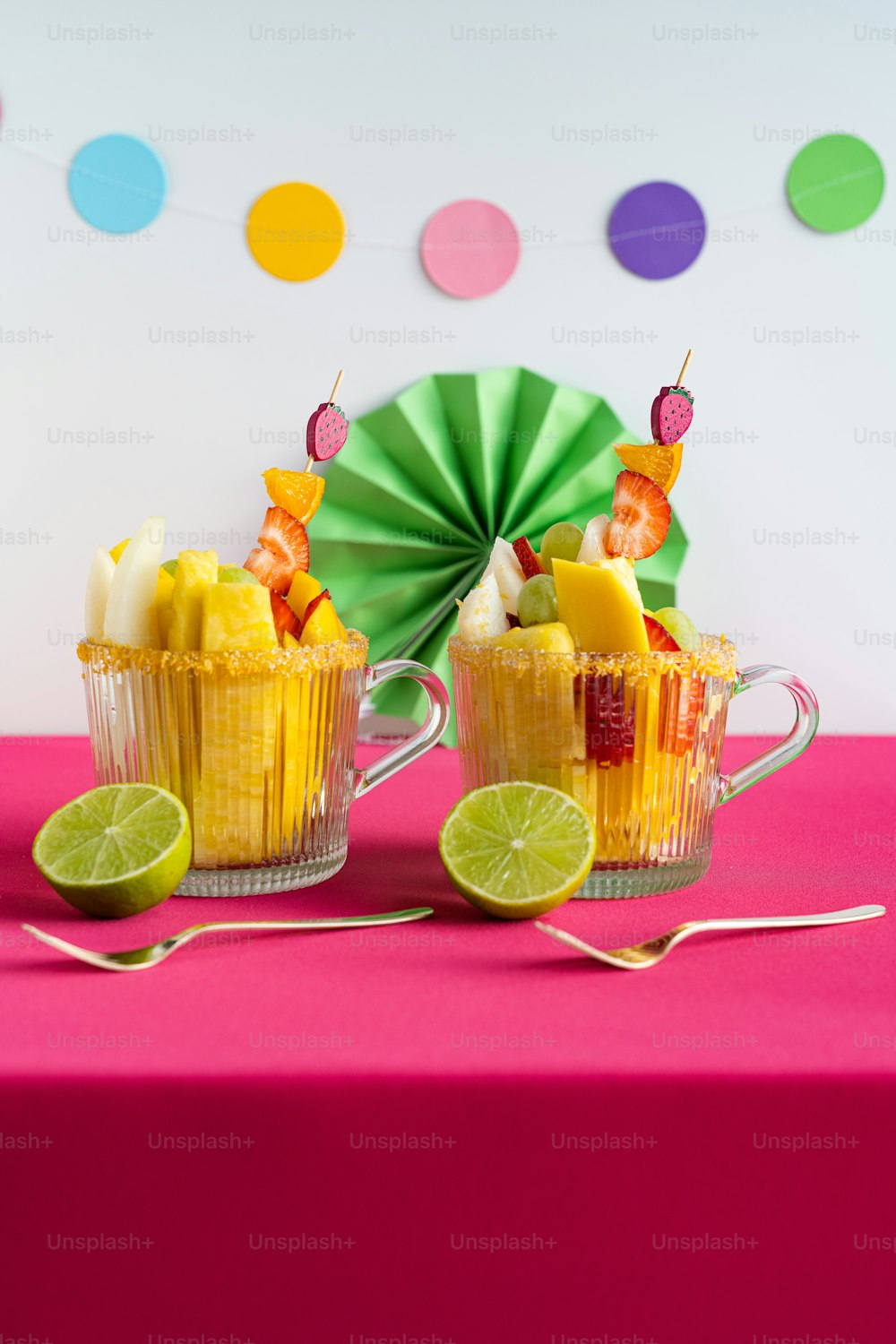 테이블 위에 과일로 채워진 두 컵