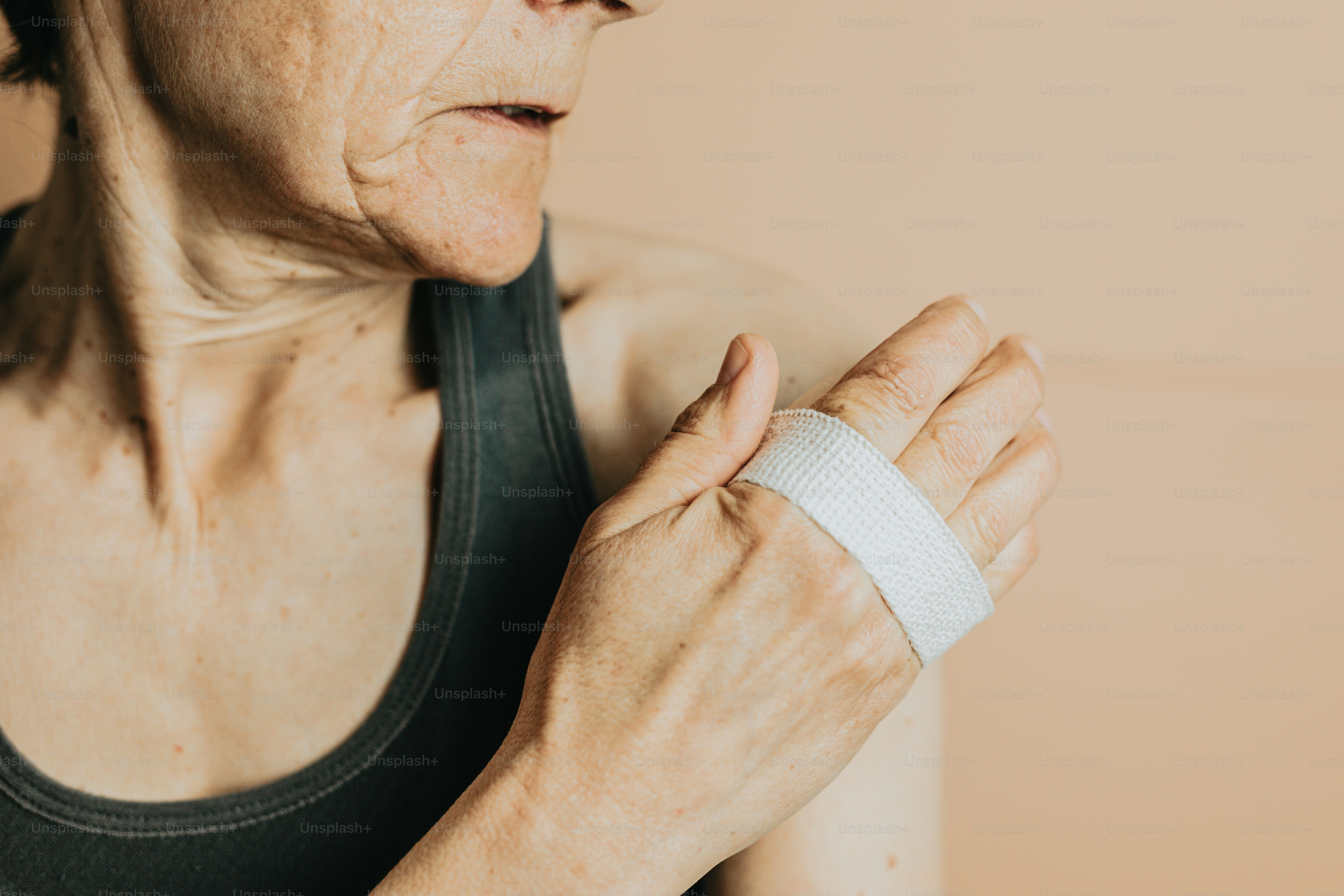 Una mujer con un yeso en el brazo
