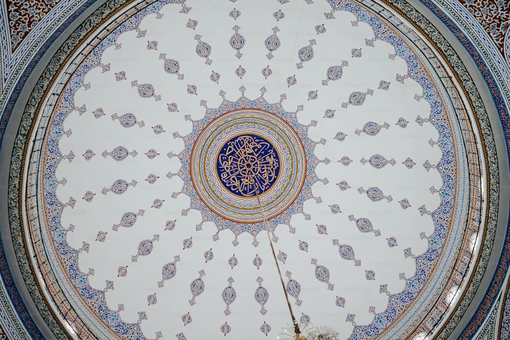青と白のデザインが施された天井