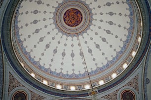 o teto da cúpula de um edifício