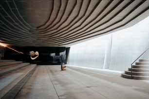 une personne assise sur le plancher d’un immeuble