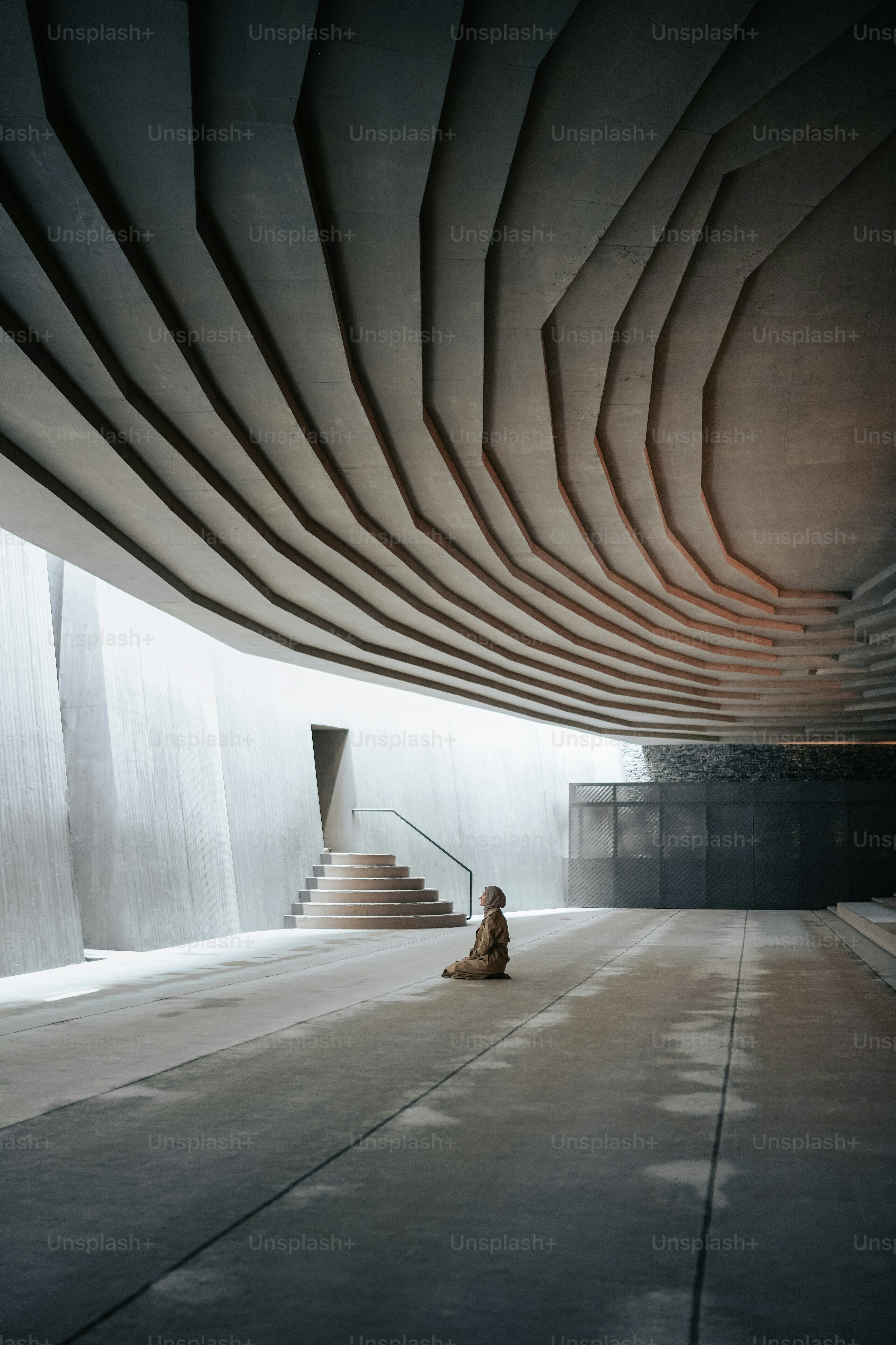 une personne assise sur le plancher d’un immeuble