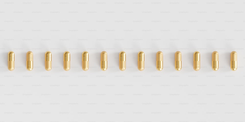 una fila di perline color oro su uno sfondo bianco