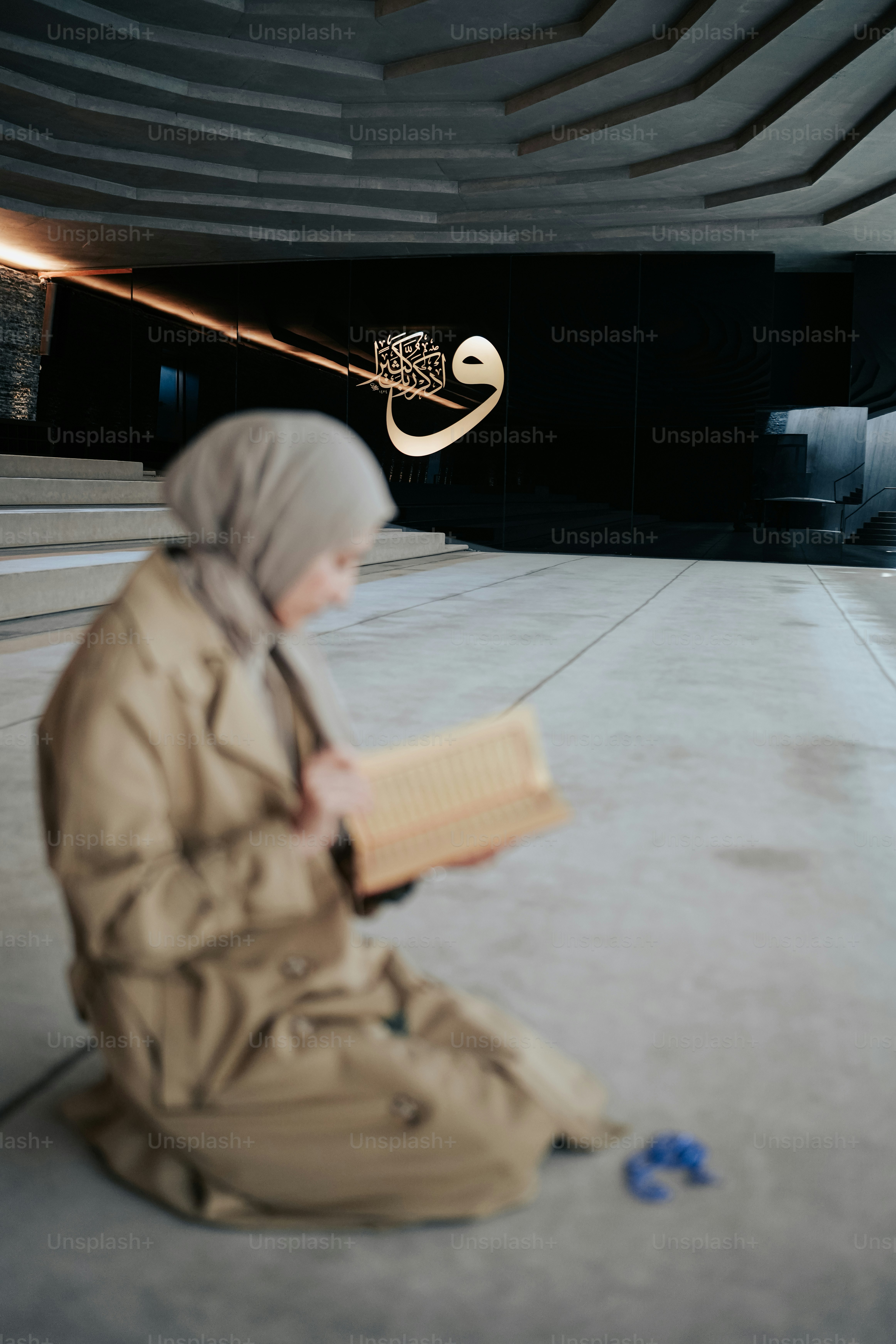 Eine Frau sitzt auf dem Boden und liest ein Buch