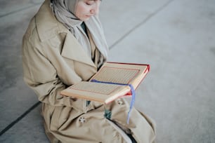 地面に座って本を読む女性