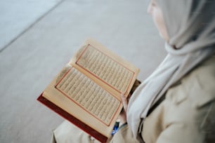 Una mujer con hiyab sosteniendo un libro