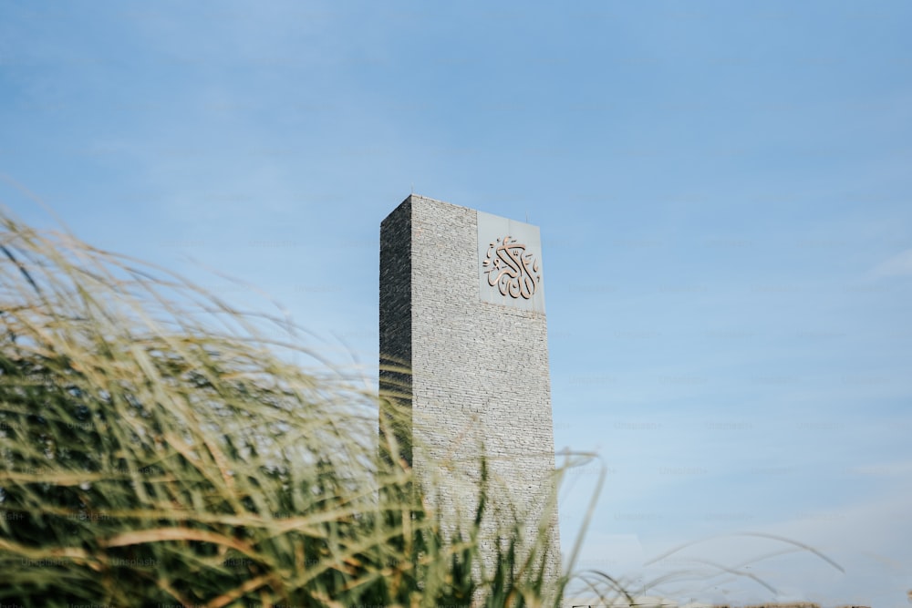 Un monumento alto con un orologio su di esso