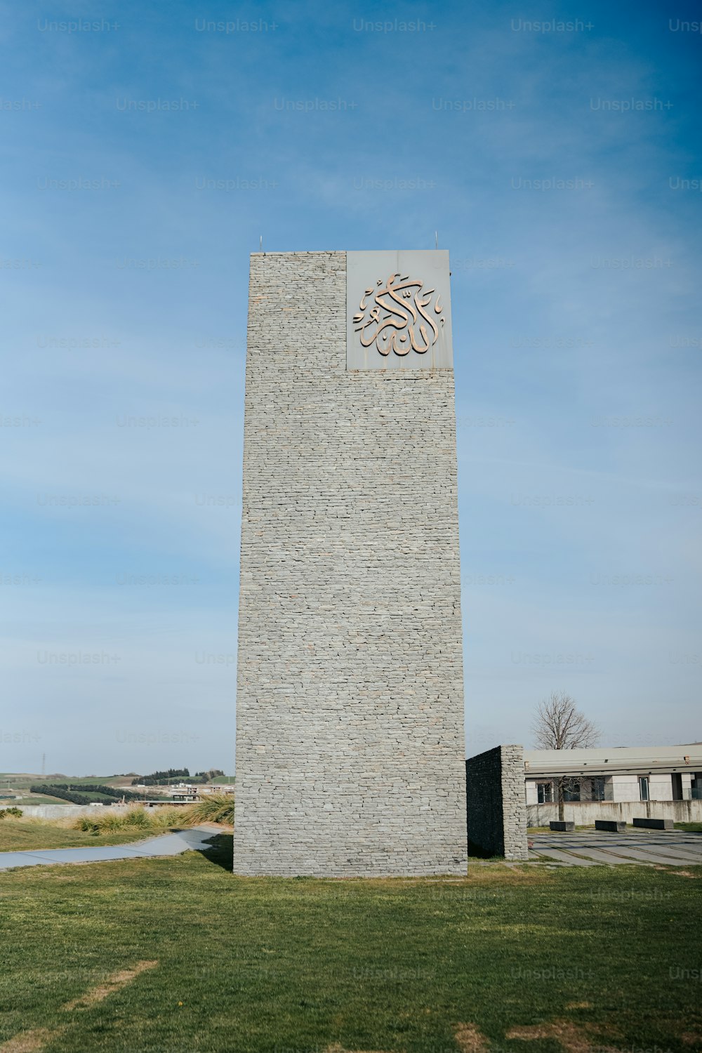 ein hohes Denkmal mit einem Schild an der Seite