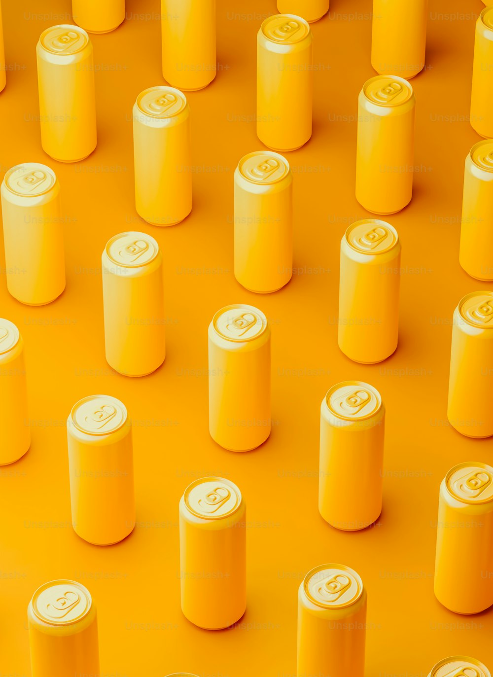 Un grupo de latas de refresco amarillas sentadas encima de una superficie amarilla