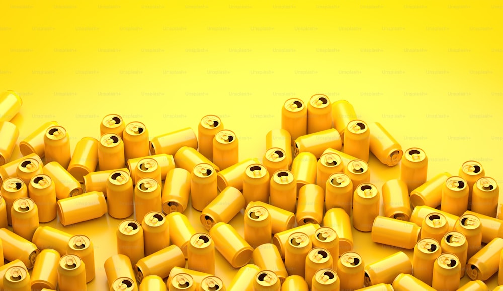 Una pila di batterie gialle su sfondo giallo