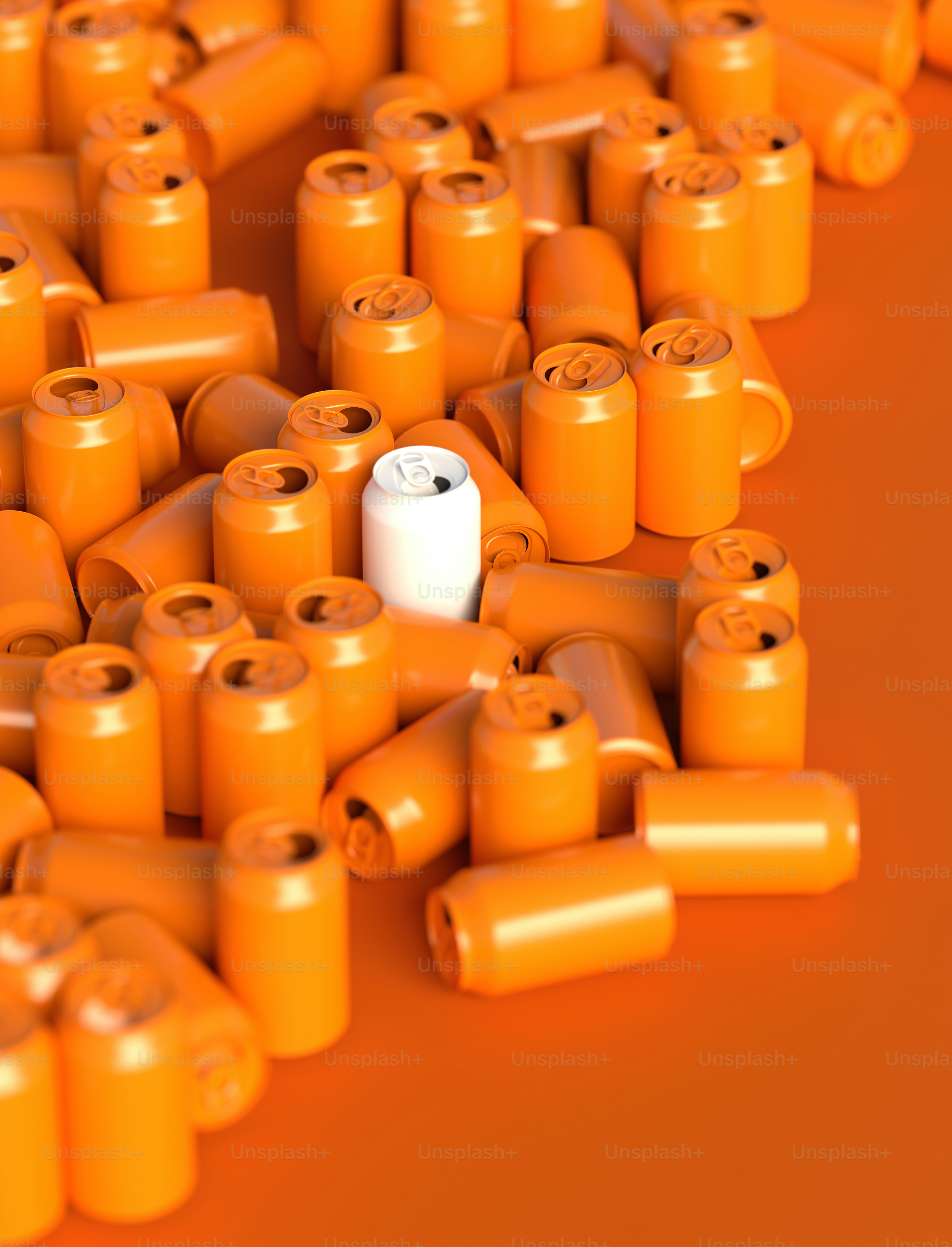 Un montón de barriles de plástico naranja sentados uno encima del otro