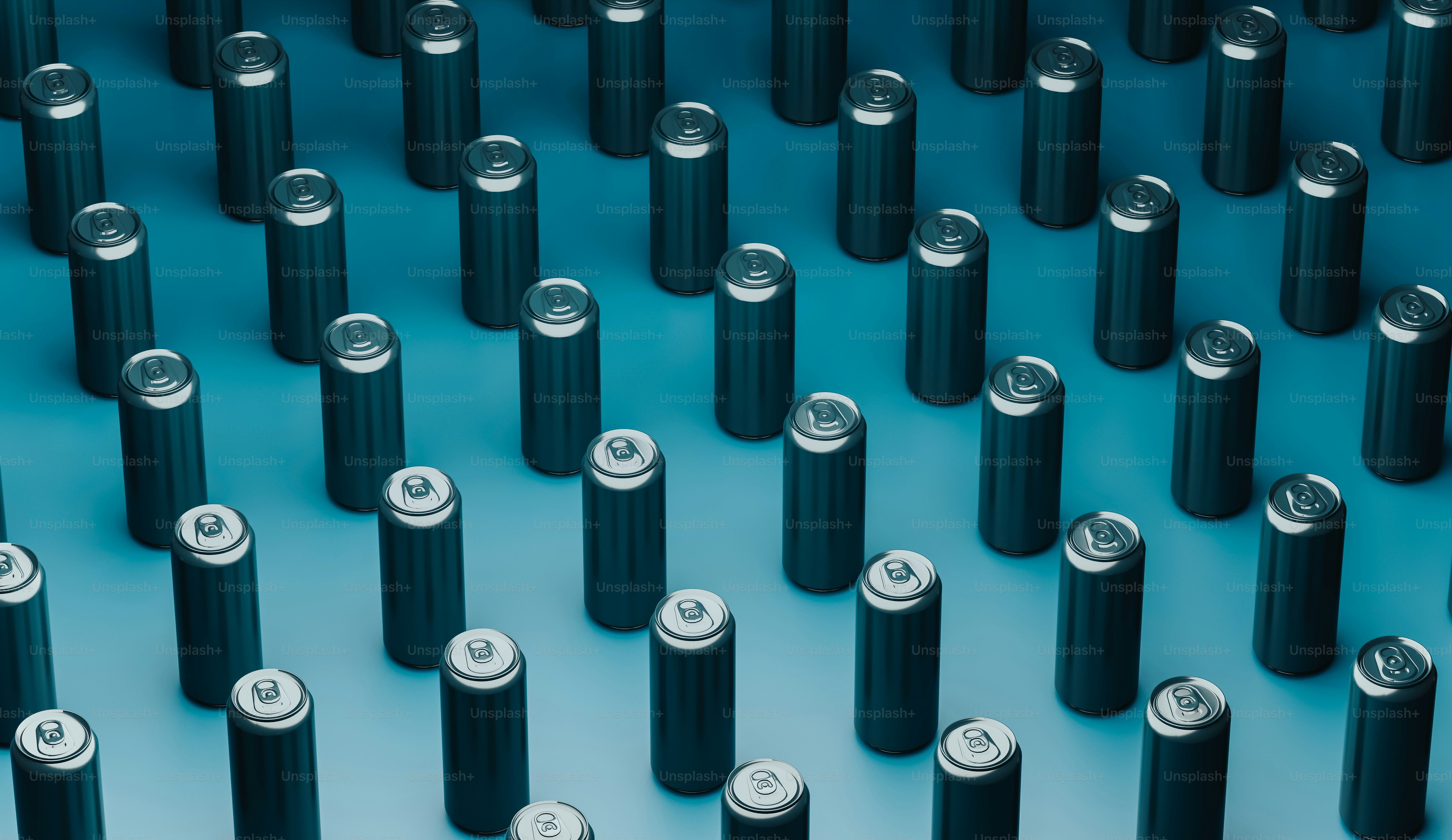 Un gran grupo de baterías negras sobre una superficie azul