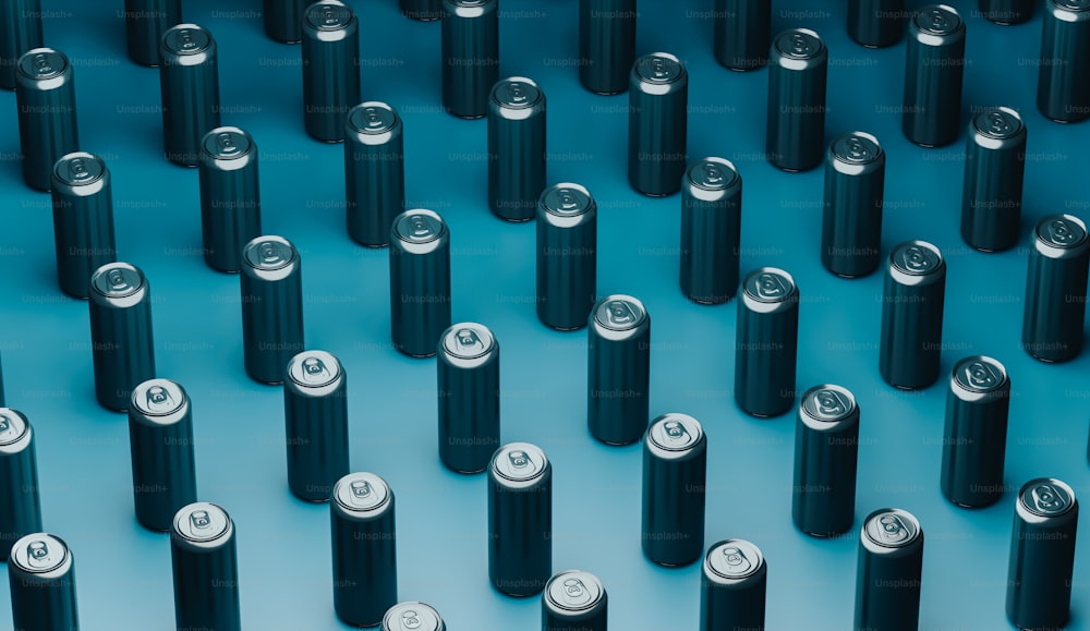 um grande grupo de baterias pretas em uma superfície azul