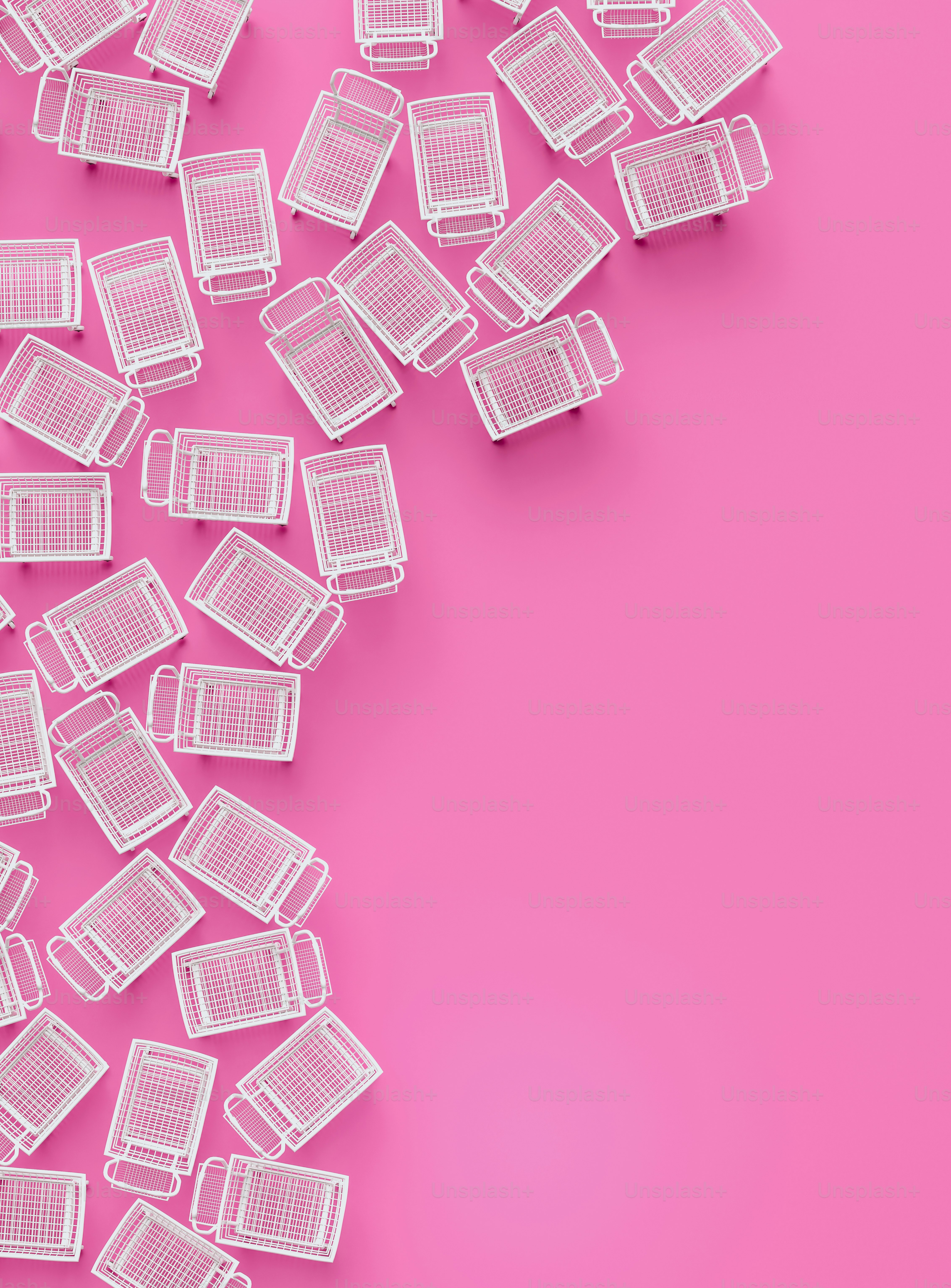 Un montón de recipientes de plástico blanco sobre un fondo rosa