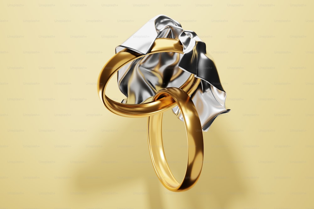 un anillo de oro y plata sobre fondo amarillo