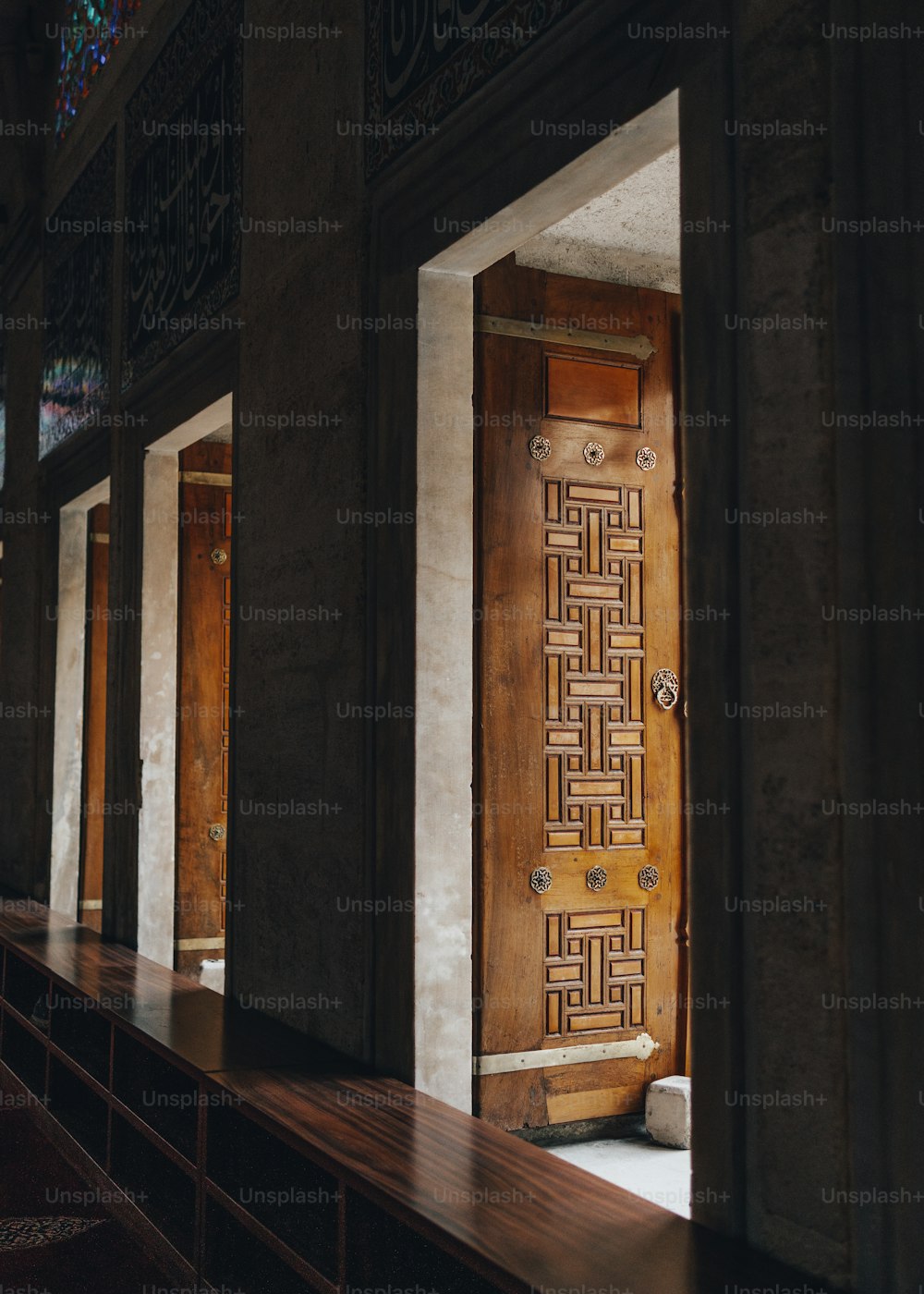 una lunga fila di porte di legno in un edificio
