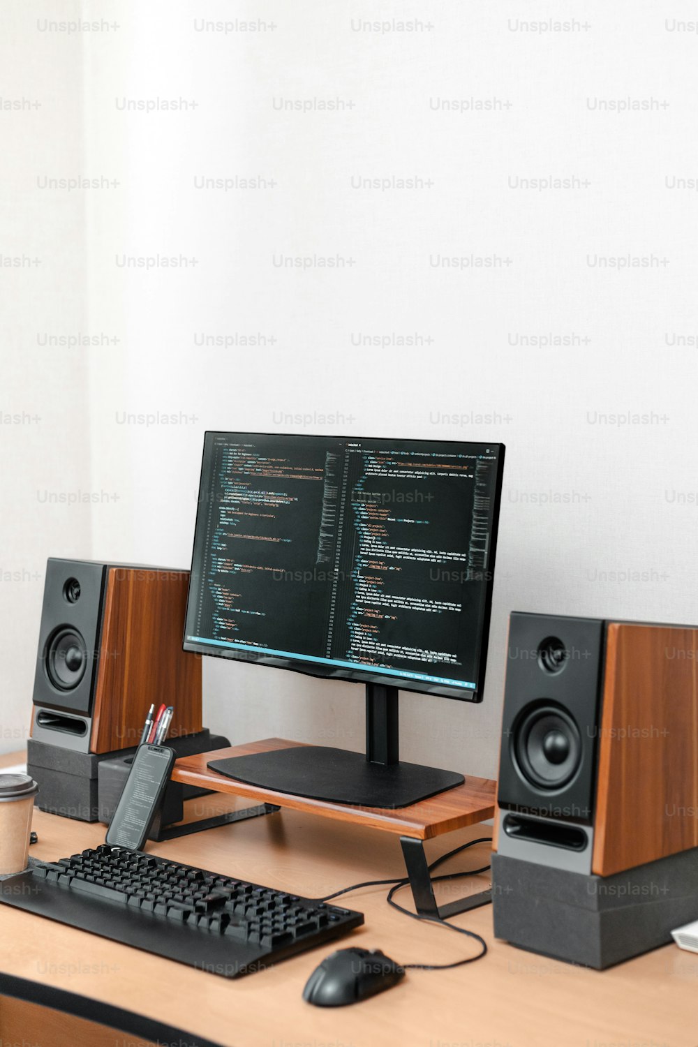 Ein Desktop-Computer sitzt auf einem Holzschreibtisch