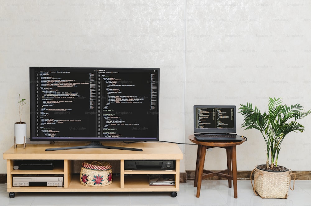 uma TV de tela plana sentada em cima de um suporte de madeira