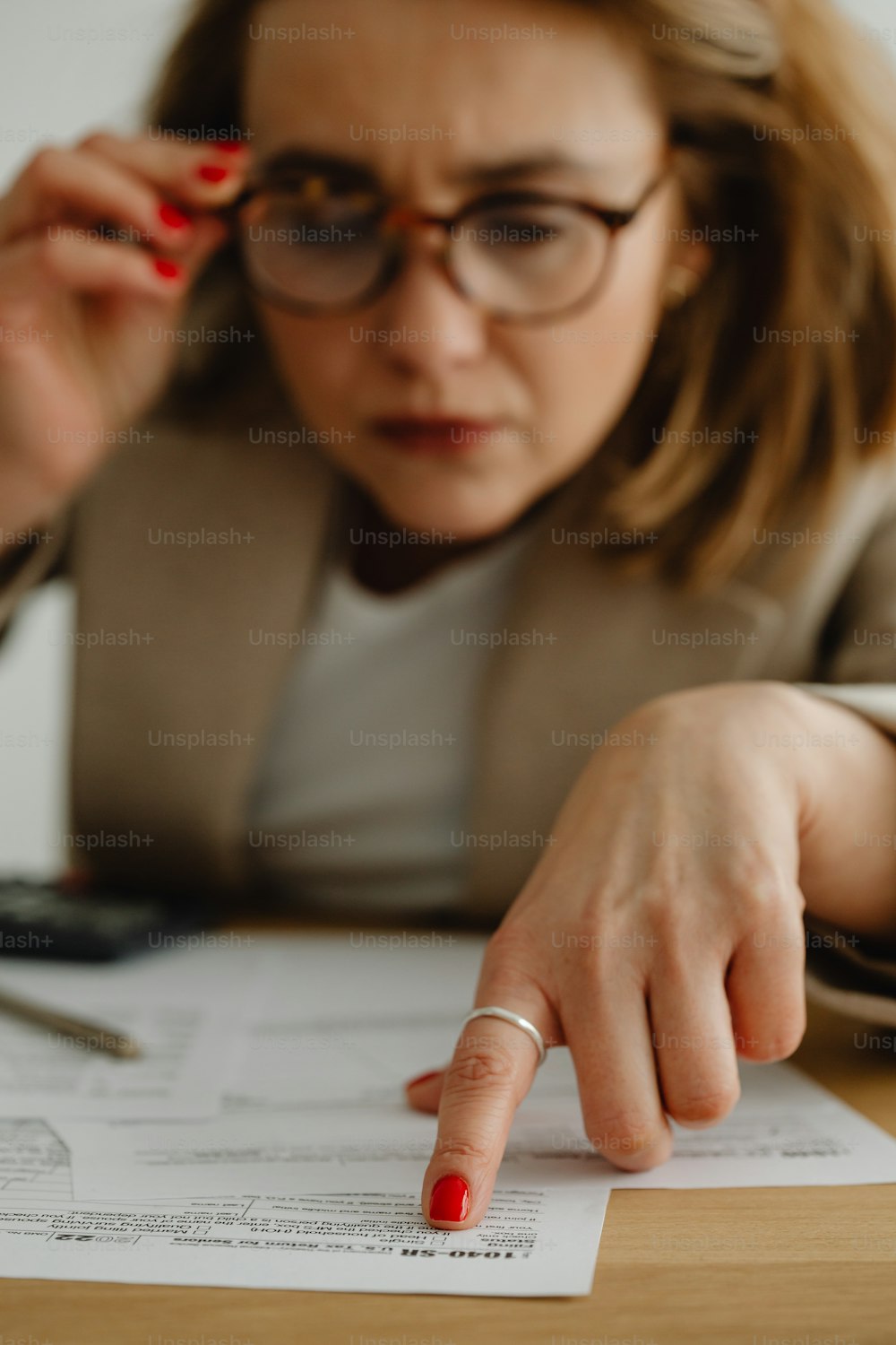 Una mujer señalando un pedazo de papel