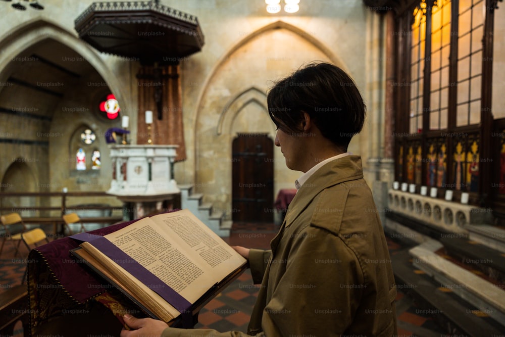 uma pessoa segurando um livro em uma igreja