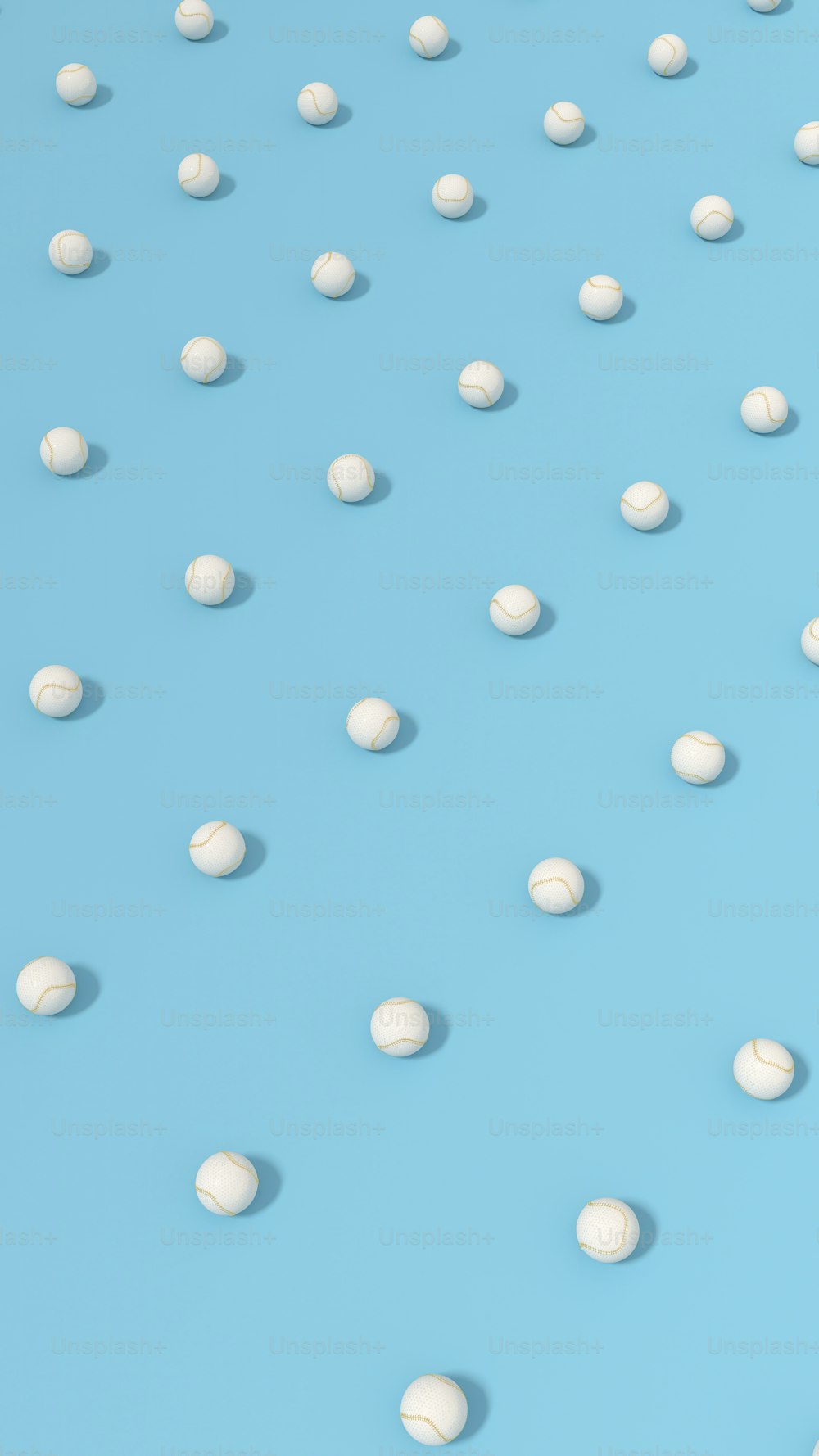 muchas píldoras blancas sobre una superficie azul