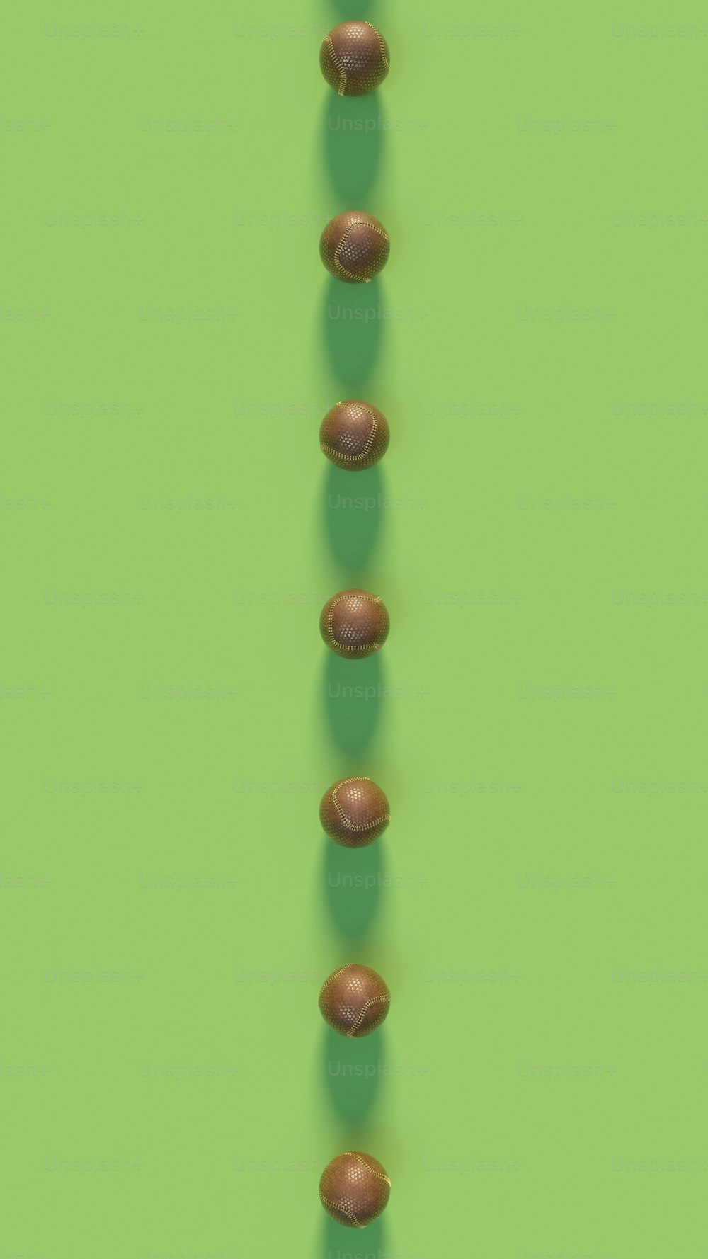 Una larga línea de nueces sobre un fondo verde