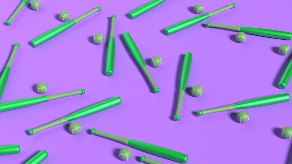 eine Gruppe grüner und weißer Buntstifte auf violettem Hintergrund