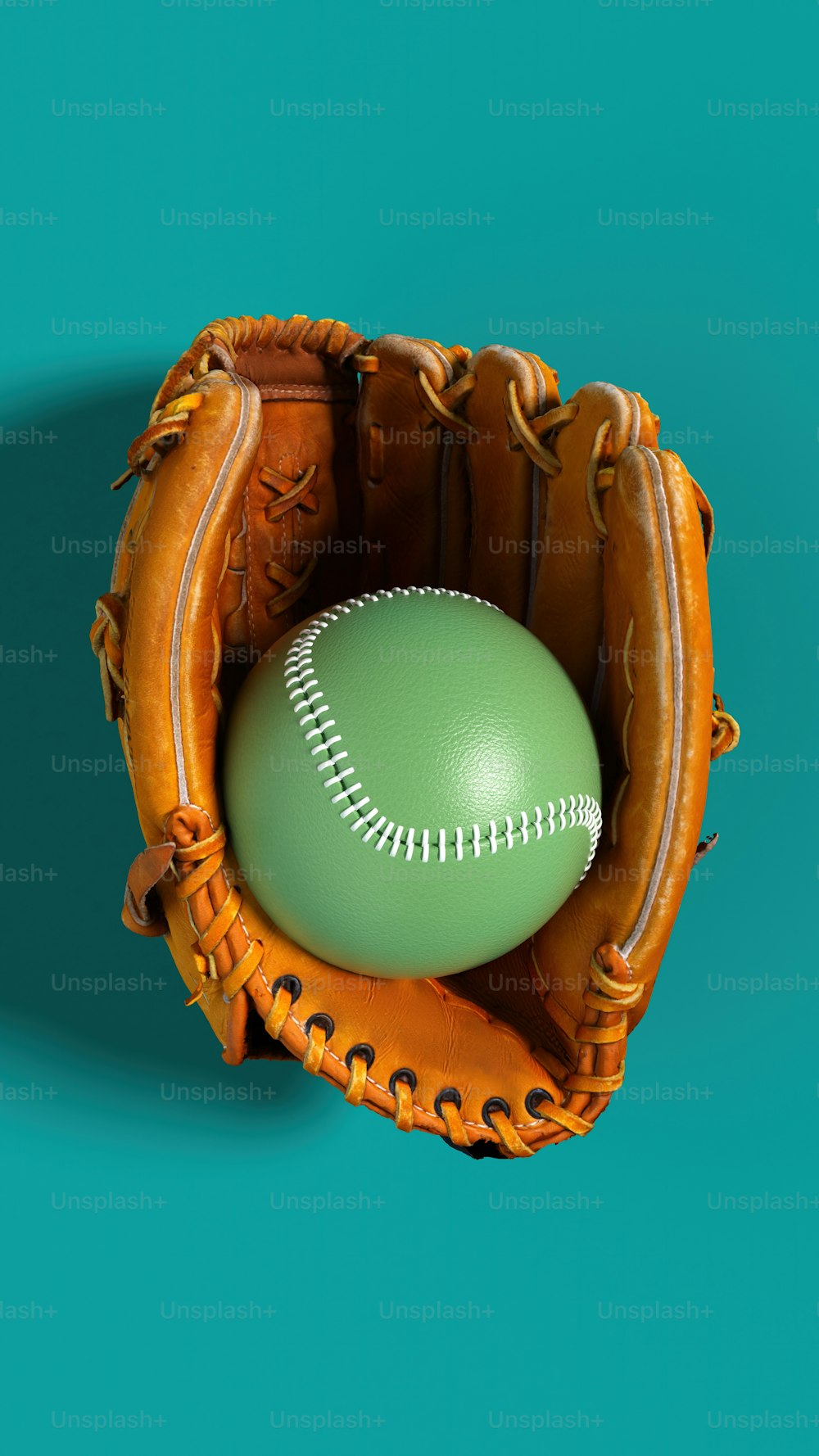 Una pelota de béisbol en un guante de receptores sobre un fondo azul